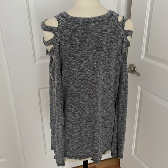Elan gray long sleeve shirt with cuts down the shoulder to make it trend. Size L - Picture 2 of 4